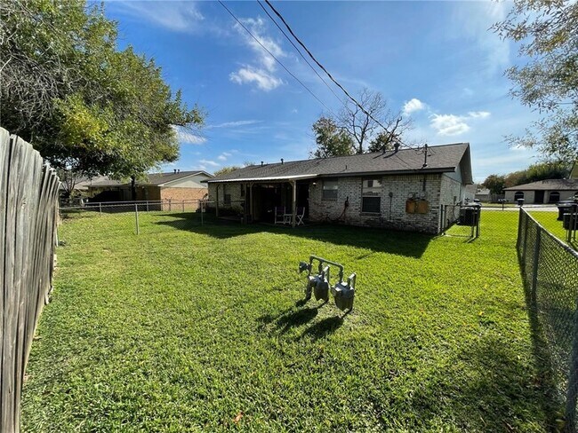 Building Photo - 1527 Hillside Dr