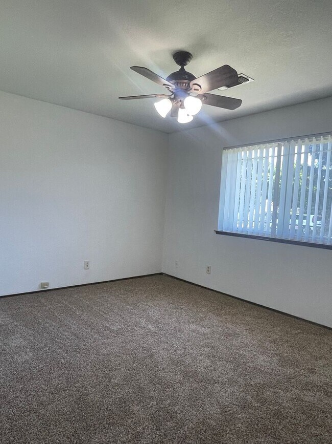 Building Photo - SPACIOUS 3 BED 2 BATH WITH A FAMILY ROOM A...