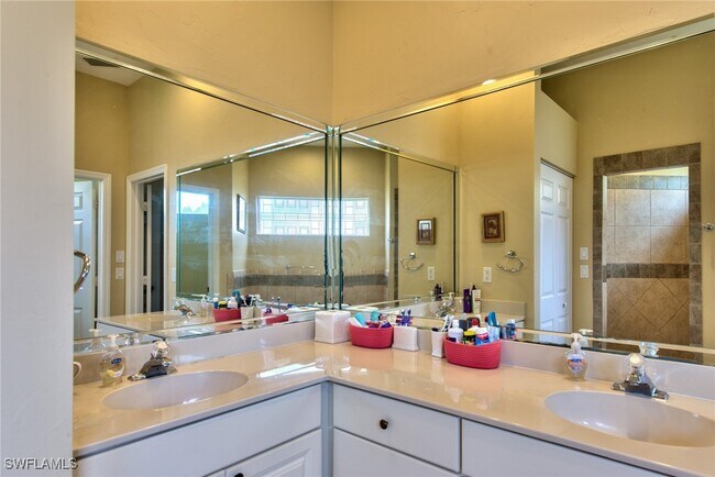 Building Photo - 3748 Kent Dr
