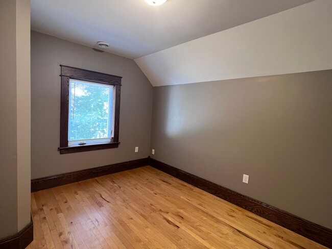 Building Photo - Three Bedroom Single Family Home - Close t...