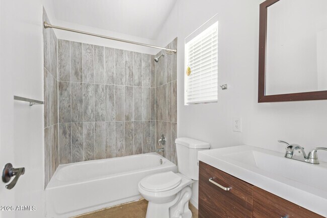 Building Photo - 505 N 16th Ave