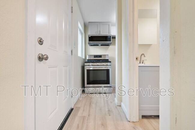 Building Photo - 1647 E 6th St