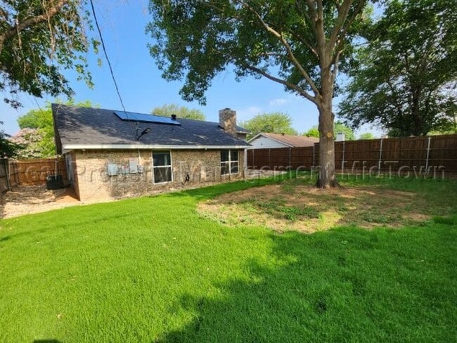 Building Photo - Charming Home in Established Community in ...