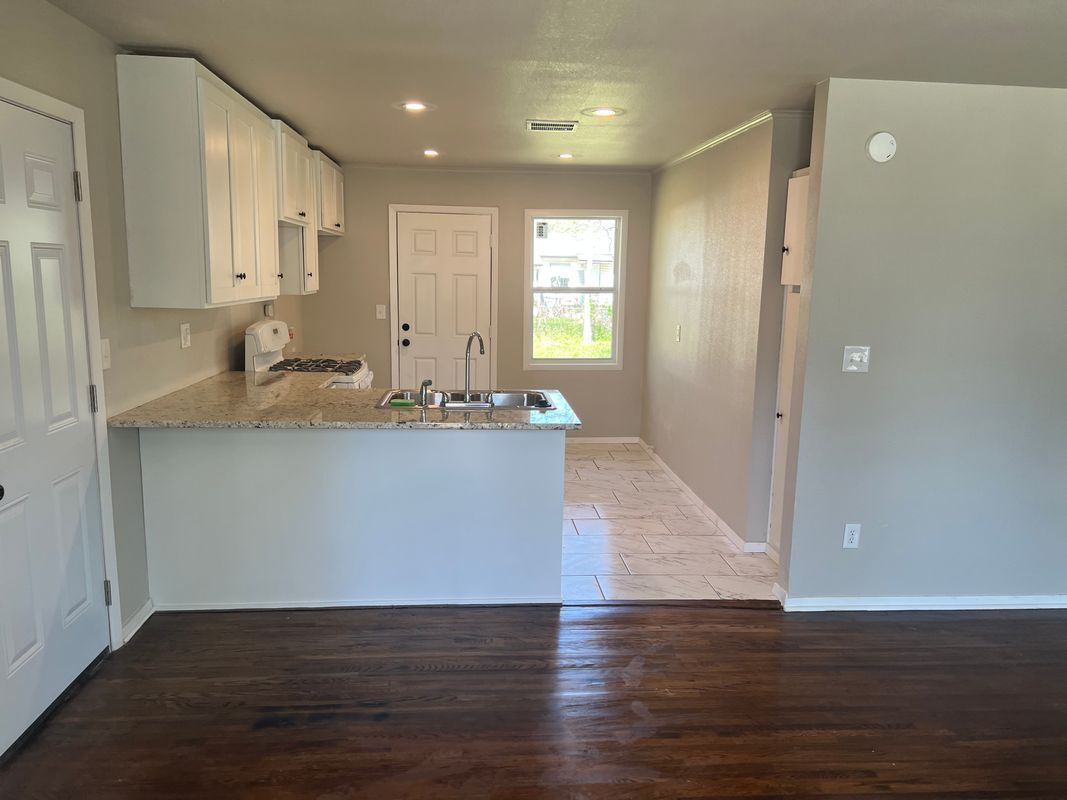 Building Photo - 727 E 33rd St N