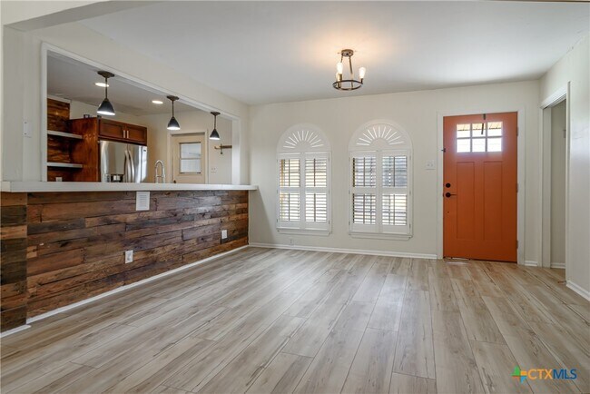 Building Photo - 625 Creek Dr