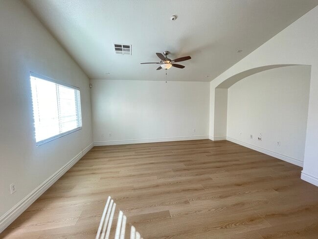 Building Photo - Carry Over Showing: This property has been...