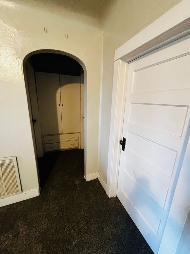 Building Photo - 2-Bed, 1-Bath Home with Detached Garage & Huge Backyard! Pet Friendly (Currently occupied)