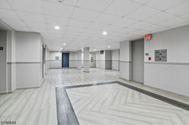 Building Photo - 10 N Wood Ave