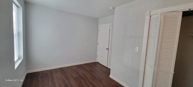 Building Photo - 7441 N Rogers Ave