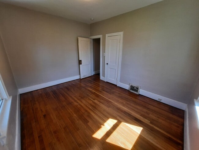 Building Photo - Pet Friendly Home with Fenced Back Yard and Hardwood Floors!