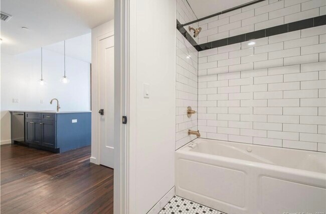 Building Photo - 136 Main St