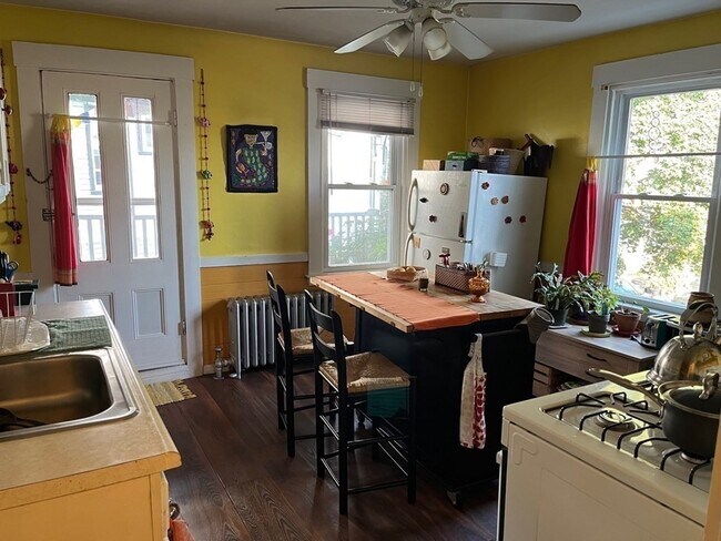 Building Photo - 54 College Ave