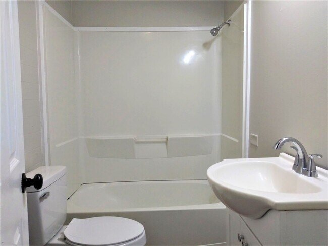 Building Photo - Fresh, Updated 3 bed, 1 bath Ranch ***PET FRIENDLY***