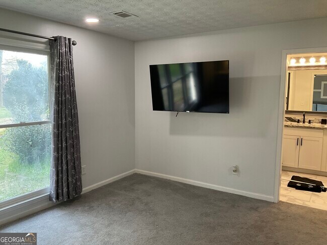 Building Photo - 558 Kenwood Rd