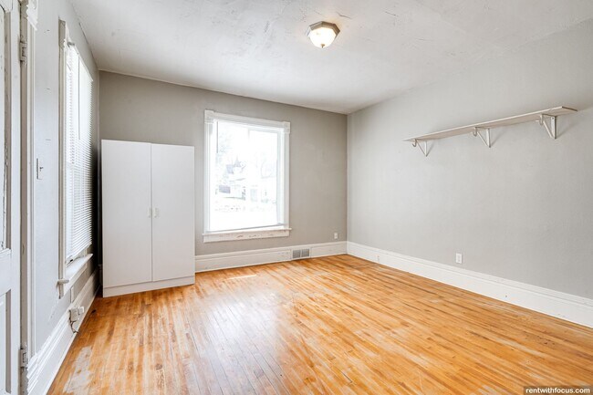 Building Photo - 218 E 8th St