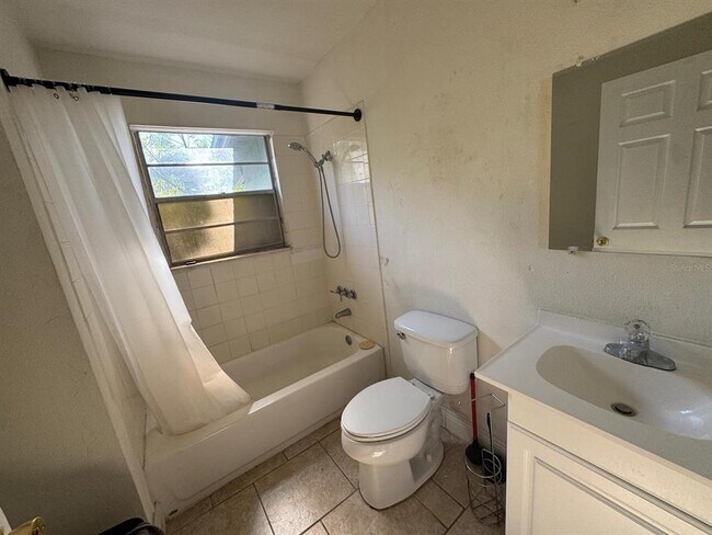 Building Photo - 140 E 12th St