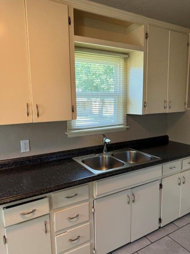 Building Photo - Ask about our MOVE IN SPECIAL, Military Discounts available! Two bed, One bath home in Midwest City!