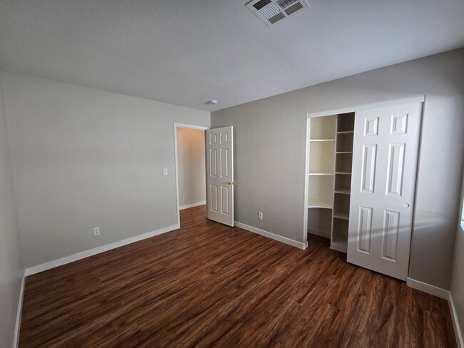 Building Photo - A Fabulous 4 Bedroom Home in N.Las Vegas 1 Bedroom Downstairs.