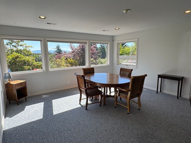 Building Photo - Fully Furnished Duplex ALL UTILITIES INCLUDED