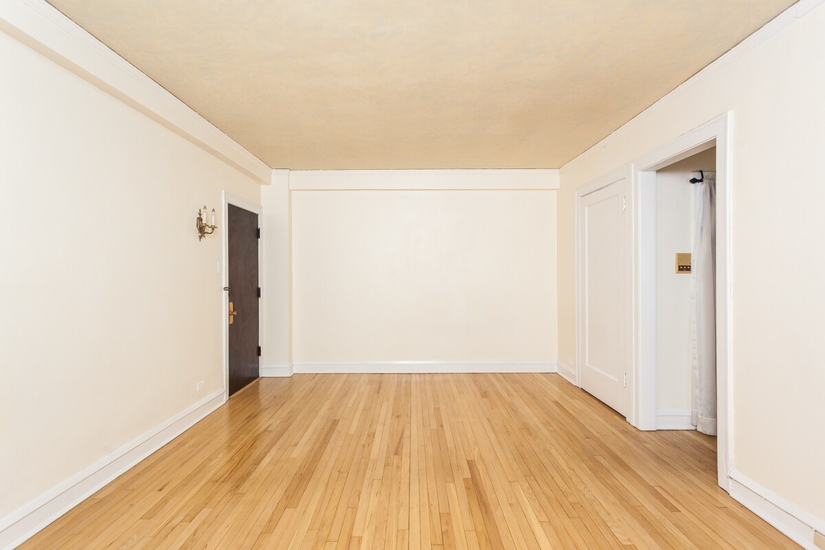 Building Photo - 2328 N Lincoln Park W