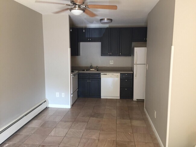 Kitchen - 4906 Chalet Dr