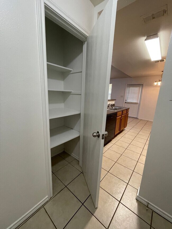 Building Photo - 3-bed/2-bath with Garage!