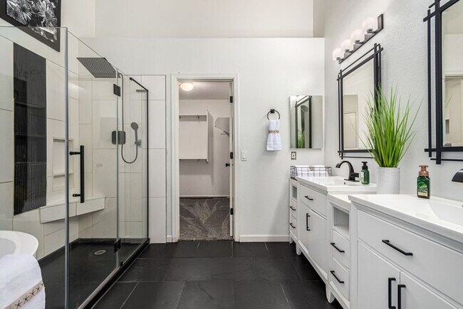 Building Photo - 3-bedroom plus bonus room with 3-car garag...