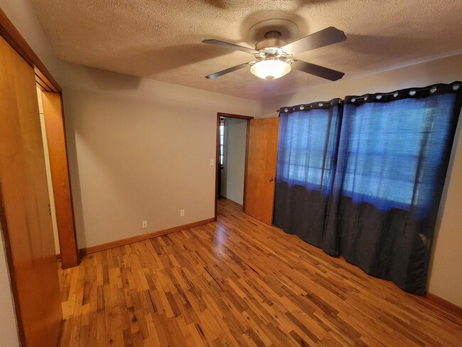 Building Photo - 3 bedroom house 1.5 bathroom