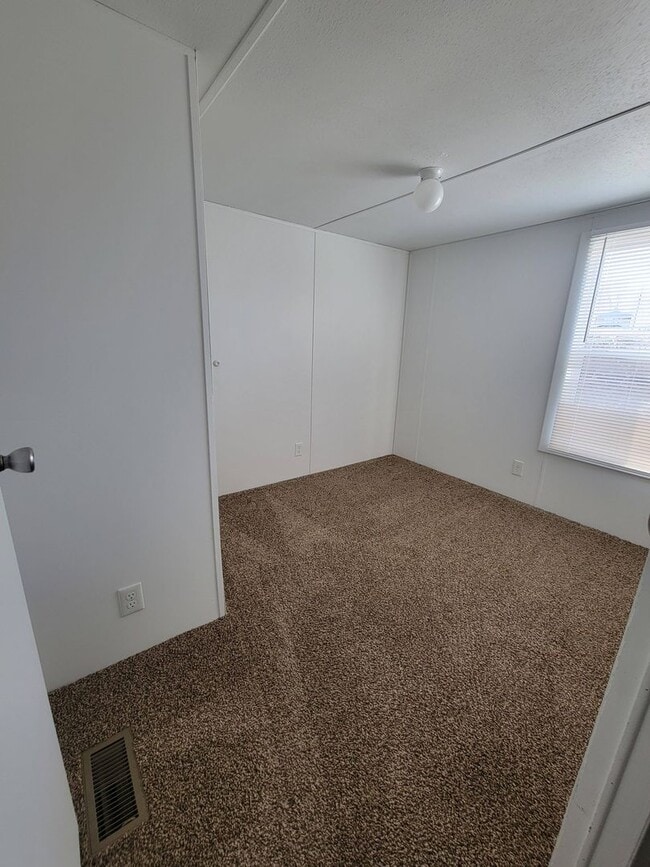 Building Photo - Ready to Move in