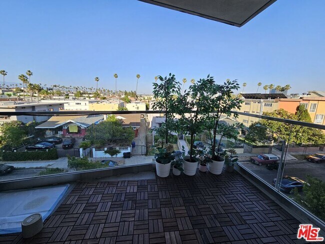 Building Photo - 105 S Mariposa Ave