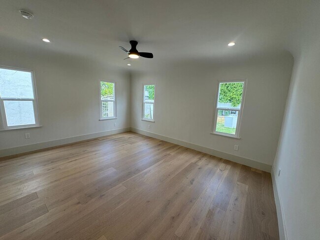 Building Photo - 424 N Orange Dr