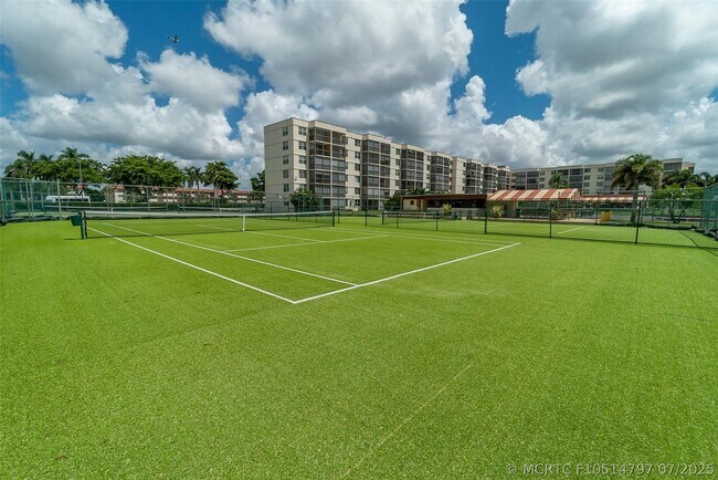 Building Photo - 820 S Hollybrook Dr