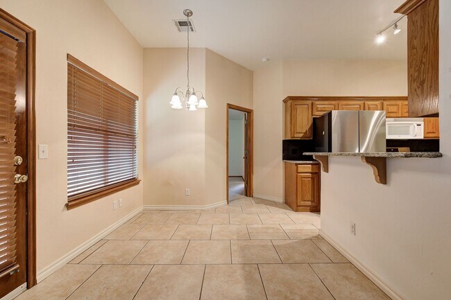 Building Photo - Amazing 4BD/3BTH home with a 3 car garage ...