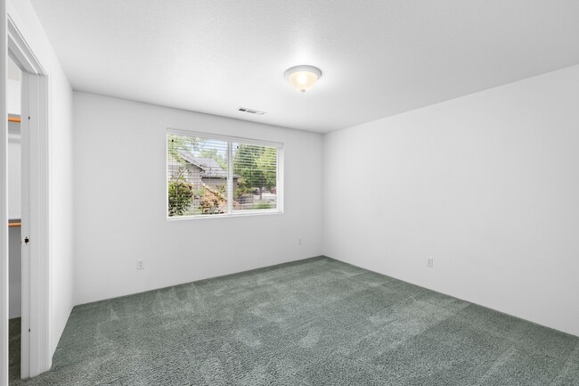 Building Photo - 621 Shadow Wood Dr