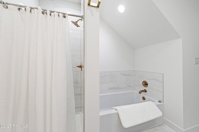 Building Photo - 206 Steiner Oaks