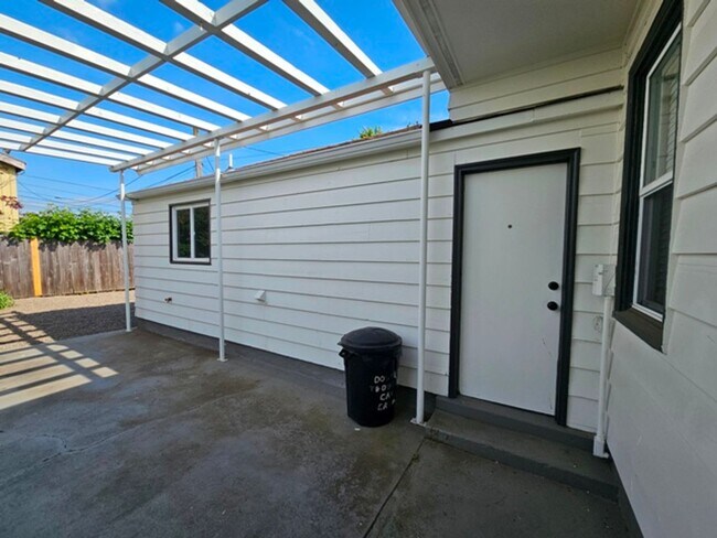 Building Photo - 3Bd/1Ba Single Story Home - For viewing!