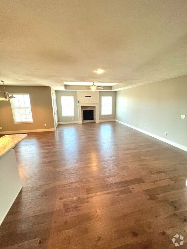 Building Photo - Luxuary in River Pointe Subdivision - Ozark!