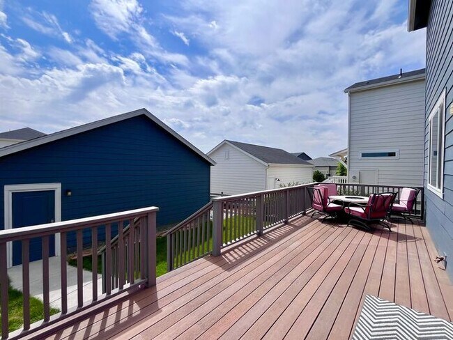 Building Photo - Charming Two-Story Home for Rent in the De...