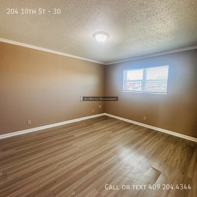 Building Photo - 204 N 10th St