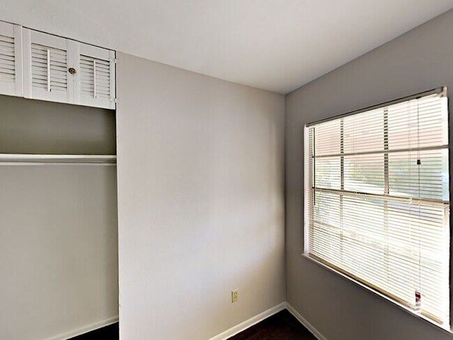 Building Photo - No Application Fee* Plus $250 Off First 2 ...