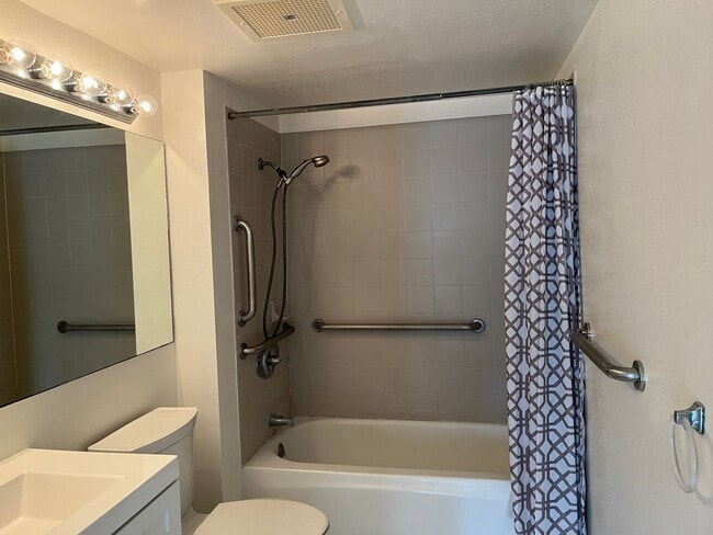 Building Photo - Country Club Village - 2 bedrooms, 2 baths...