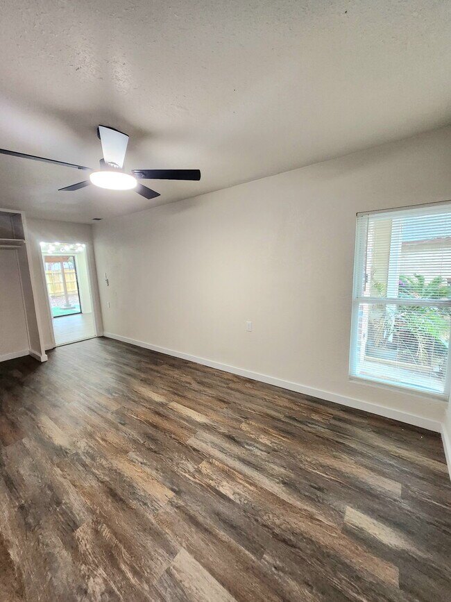 Building Photo - 10045 Emerald Creek Dr
