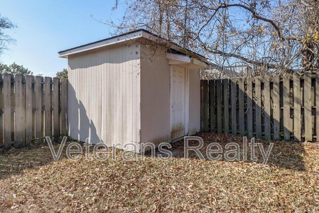 Building Photo - 2135 Baywood Dr