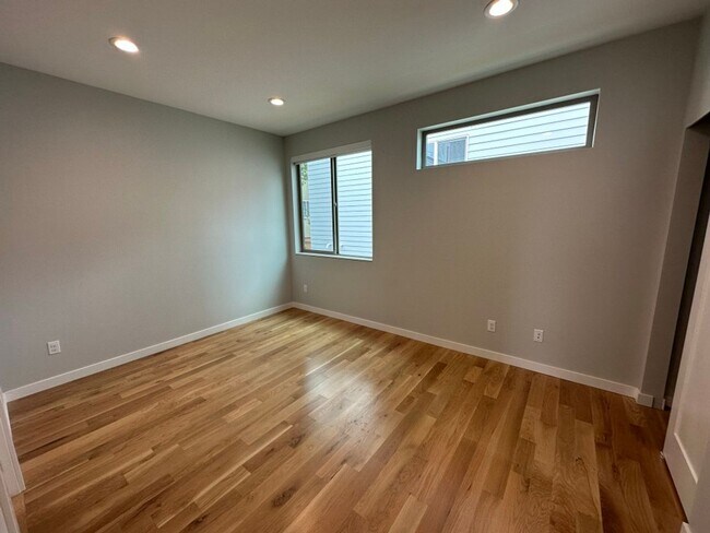 Building Photo - 3Bd/3.25Ba Seattle House