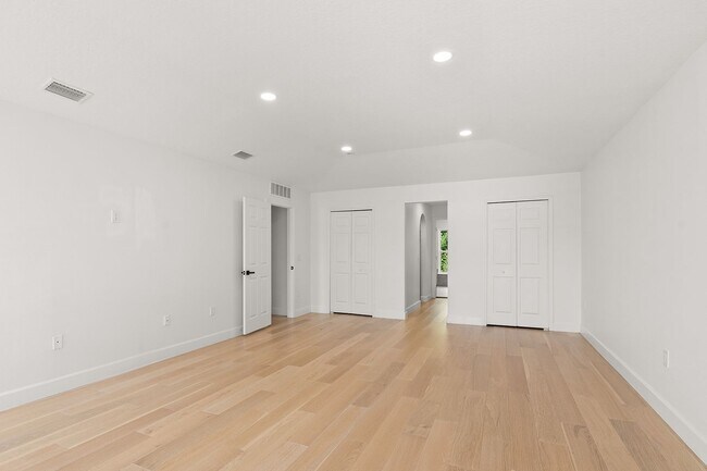 Building Photo - 5947 Ridge Lake Cir