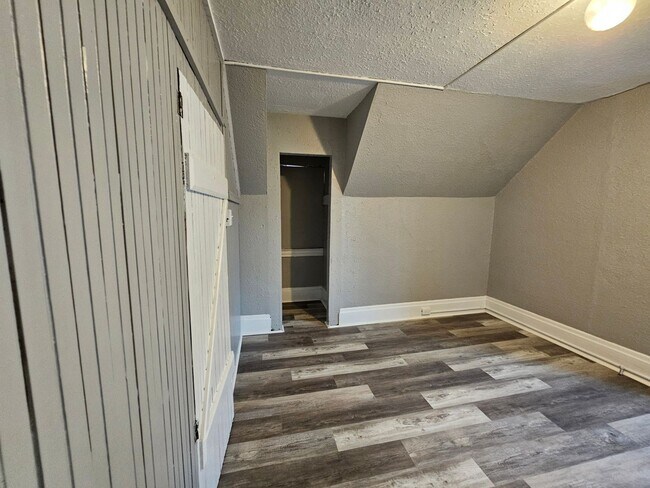 Building Photo - Newly updated 3 bedroom 1 bath apartment in the Northside!