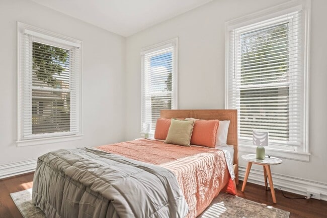 Building Photo - 1 Oak St