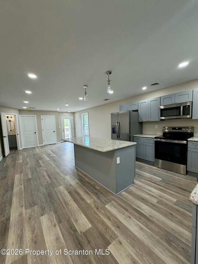 Building Photo - 1068 Lakeland Dr