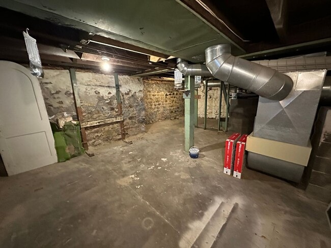 Building Photo - Spacious Two-Bedroom Home