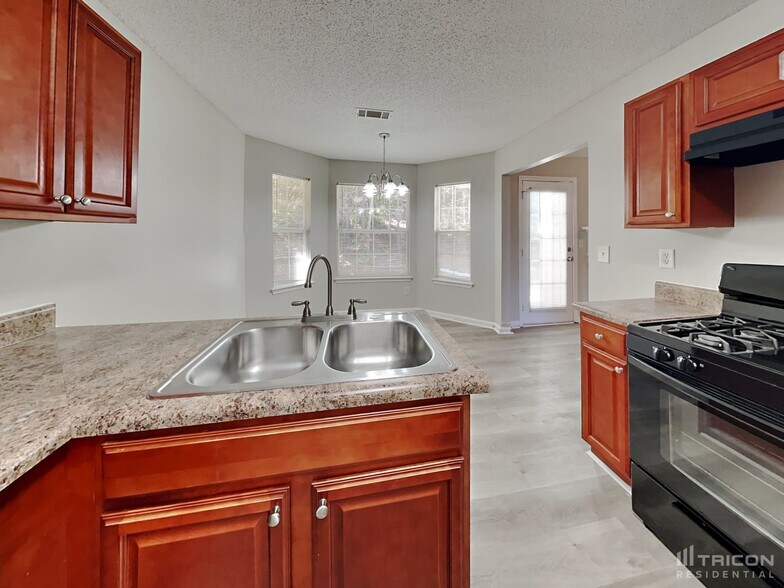 Building Photo - 5515 Sapphire Cir